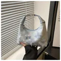 Dettaglio borsa in pizzo azzurro con farfalle 3D e fibbia in metallo sulla maniglia - Blu