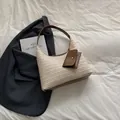 Modische Stroh-Tragetasche in Beige mit dunkelbraunem Besatz und kleiner Tasche dazu - Cremeweiß