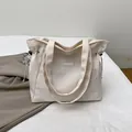 Grande borsa tote in tela beige con chiusura a coulisse e toppa alla moda - Bianco
