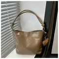 Kaki grote PU-lederen tote bag met zilveren strikaccent en pluchen beer hanger - Khaki (Met Hanger)