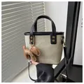 Détail du mini sac seau en toile avec bordure en cuir noir et breloque chiot - Avec Pendentif / Noir et Kaki