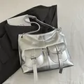 Grand sac cabas argent métallisé avec deux poches à rabat et bandoulière réglable - Argenté