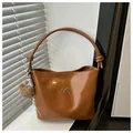 Bruine PU lederen shopper met zilveren strik en schattige beer hanger detail - Bruin (Met Hanger)
