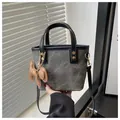 Détail du sac cabas en toile grise avec poignées noires et pendentif chien en cuir brun - Avec Pendentif / Noir