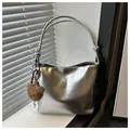 Zilveren metallic shopper met strikdetail, geknoopte riemen en een pluchen beerhanger - Zilver (Met Hanger)