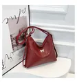 Sac bandoulière tressé bordeaux vintage doté d'un fermoir papillon en métal argenté - Rouge