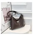 Sac sous le bras tissé café foncé avec breloque papillon argentée et bandoulière réglable - Marron