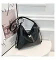 Sac sous le bras tissé noir chic avec boucle papillon argentée et fine bandoulière - Noir