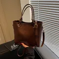 Sac seau rétro marron foncé en similicuir brillant avec verrou métallique doré chic - Café