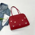 Rote Schultertasche mit silbernen Schmetterlingsnieten und Lederriemen für Damen - Rot