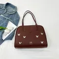 Dunkelbraune Retro-Tragetasche aus Kunstleder mit stilvollen silbernen Schmetterlingsanhängern - Braun