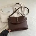 Borsa a secchiello in pelle marrone scuro con bordo superiore ondulato e fibbia d'argento - Marrone