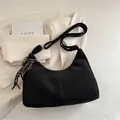 Bolso hobo negro mate en forma de media luna con colgante de tela y asa ajustable - Con Colgante / Negro