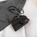 Piccola borsa quadrata nera in pelle con logo dorato e tracolla regolabile elegante - Nero
