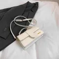 Piccola borsa a tracolla bianca minimalista con manico superiore e patta chic - Bianco