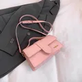 Borsa quadrata rosa chiaro in pelle PU opaca con logo dorato e manico superiore elegante - Rosa