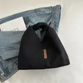 Sac cabas minimaliste en toile noire avec étiquette en cuir et décor de style de vie - Noir