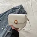 Sacoche selle minimaliste en cuir blanc pour femme avec boucle dorée et bandoulière - Blanc