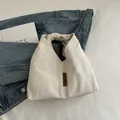 Grand sac cabas beige en velours côtelé avec poignée nouée et étiquette en cuir brun - Blanc