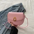 Sacoche en cuir PU rose mat avec une boucle décorative en forme de fer à cheval doré - Rose