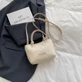 Schicke beige Web-Beuteltasche mit Knotengriff und verstellbarem Gurt für den Strandurlaub - Gebrochenes Weiß