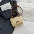 Mini Stroh-Beuteltasche in Cremeweiß mit braunem Ledergriff und verstellbarem Schultergurt - Khaki