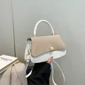 Weiße und beige Handtasche mit Kontrastmuster, Goldschnalle und Schultergurt - Weiß