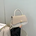 Elegante beige Ledertasche mit khakifarbenem Webdeckel und goldener Metallschnalle - Khaki
