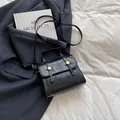 Borsa a mano chic in pelle PU nera con hardware dorato e cuciture a stella stile retrò - Nero