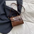Borsa a tracolla in pelle PU marrone scuro con stelle e dettagli in metallo oro - Marrone Scuro