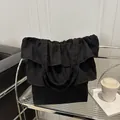 Minimalistische zwarte canvas shopper met ruches en een gelaagd ontwerp op een trendy plank - Zwart