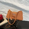 Bolso baguette tejido naranja con lazo plateado para un estilo casual chic - Marrón