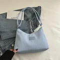 Borsa hobo celeste con trama a pieghe e tracolla annodata dal design moderno - Blu