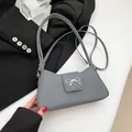 Bolso baguette gris texturizado con lazo de metal plateado y correa de hombro fina - Negro