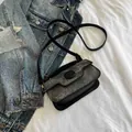 Borsa a tracolla retrò bicolore nero e grigio con patta testurizzata e tracolla sottile - Senza ciondolo / Nero senza Ciondolo