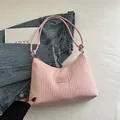 Sac seau plissé rose en velours côtelé avec nœud à la poignée et étiquette en cuir - Rose