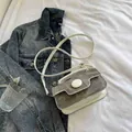 Borsa a tracolla retrò color-block con patta argentata e fibbia circolare bianca - Senza ciondolo / Bianco Senza Pendente