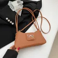 Elegante bolso baguette marrón caramelo con lazo plateado y correa ajustable - Marrón