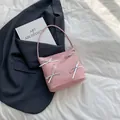 Borsa a spalla rosa con fiocchi metallici argentati su tessuto sintetico liscio - Rosa