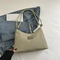 Sac seau plissé vert avocat avec poignée nouée et étiquette sur veste en jean - Vert