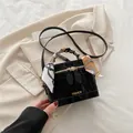 Sac seau élégant en cuir noir brillant avec poignée en soie imprimée et texte doré - Sans Pendentif / Noir