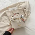 Sac à main en cuir blanc avec texte FASHION doré et foulard en soie sur la poignée - Sans Pendentif / Blanc
