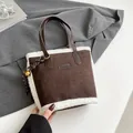 Dunkelbraune Wildleder-Beuteltasche mit weißem Pelzbesatz und Leder-Patch-Detail - Mit Anhänger / Kaffeebraun