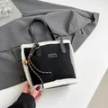 Schwarz-weiße Kunstpelz-Beuteltasche mit FASHION-Lederanhänger und Quaste - Mit Anhänger / Schwarz