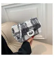 Détails du sac à bandoulière en tweed à carreaux noir et blanc avec franges et chaîne argentée - Gris