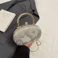 Mini ronde avondtas met goudkleurig bloemenborduurwerk en een luxe strass sluiting - Groen