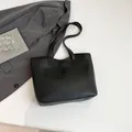 Sac fourre-tout minimaliste en simili cuir noir avec grande poche avant pour le quotidien - Noir