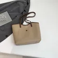 Sac fourre-tout beige minimaliste avec poignées marron et poche frontale - Kaki