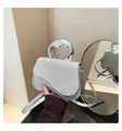 Dettaglio borsa argento con patta glitterata e manico metallico curvo moderno - Argento