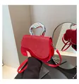 Dettaglio borsa rossa glitterata con manico curvo argento e bordo inferiore ondulato - Rosso